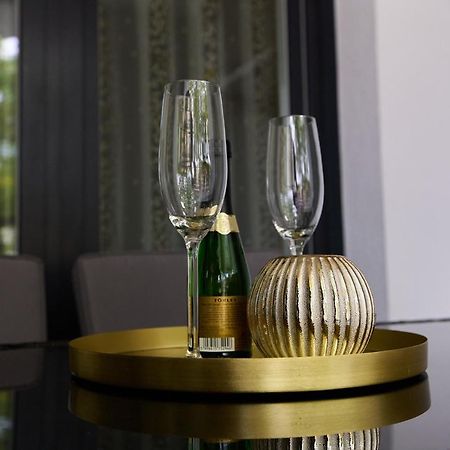 Starlight Bronze Szeged- Exclusive Apartment ภายนอก รูปภาพ