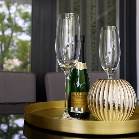 Starlight Bronze Szeged- Exclusive Apartment ภายนอก รูปภาพ