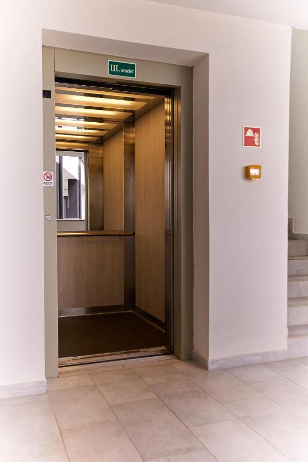 Starlight Bronze Szeged- Exclusive Apartment ภายนอก รูปภาพ