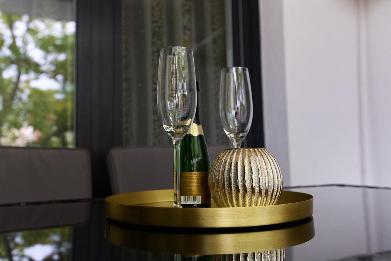 Starlight Bronze Szeged- Exclusive Apartment ภายนอก รูปภาพ