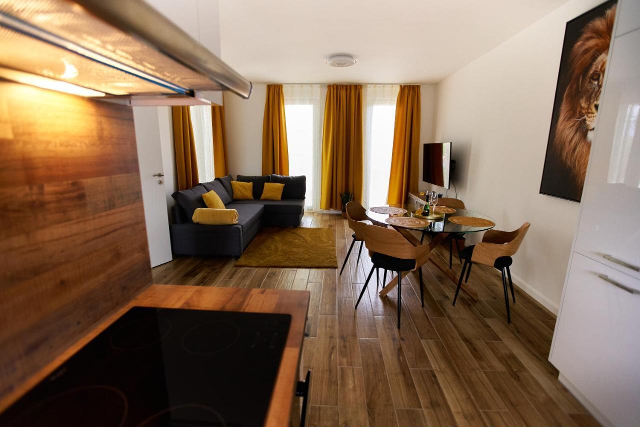 Starlight Bronze Szeged- Exclusive Apartment ภายนอก รูปภาพ