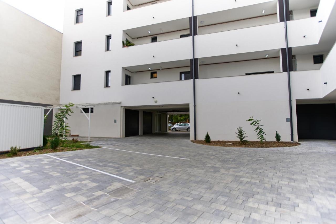 Starlight Bronze Szeged- Exclusive Apartment ภายนอก รูปภาพ
